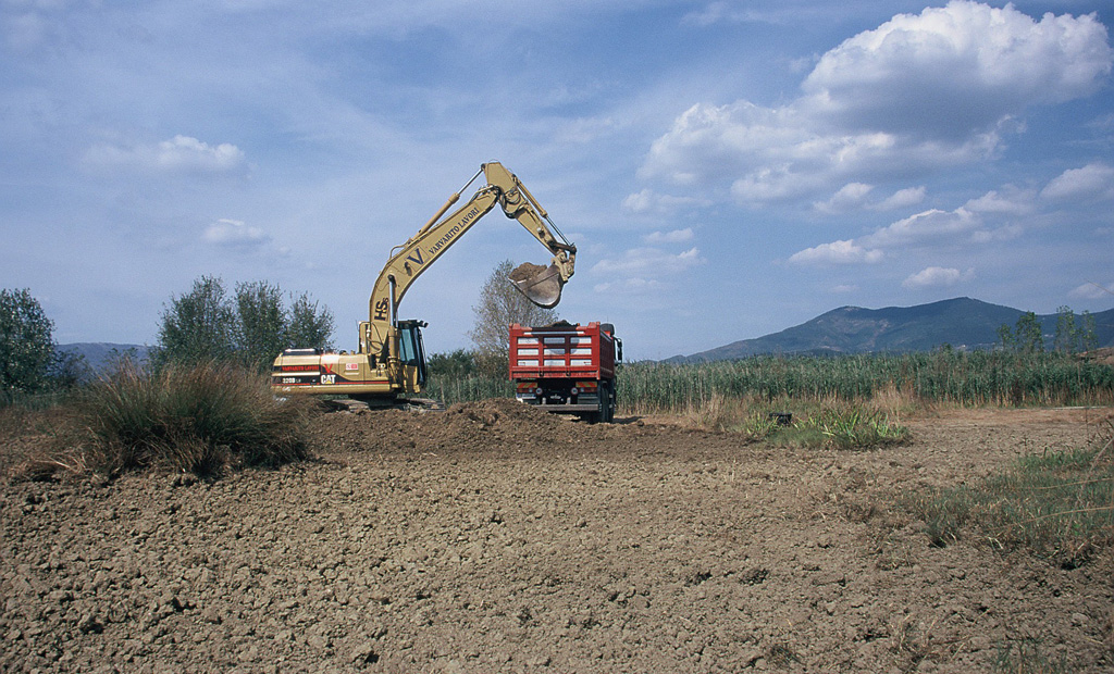 Costruzione di una nuova area acquitrinosa presso l’Oasi WWF Stagni di Focognano. Campi Bisenzio, Firenze (anno 2003). Progetto di Carlo Scoccianti