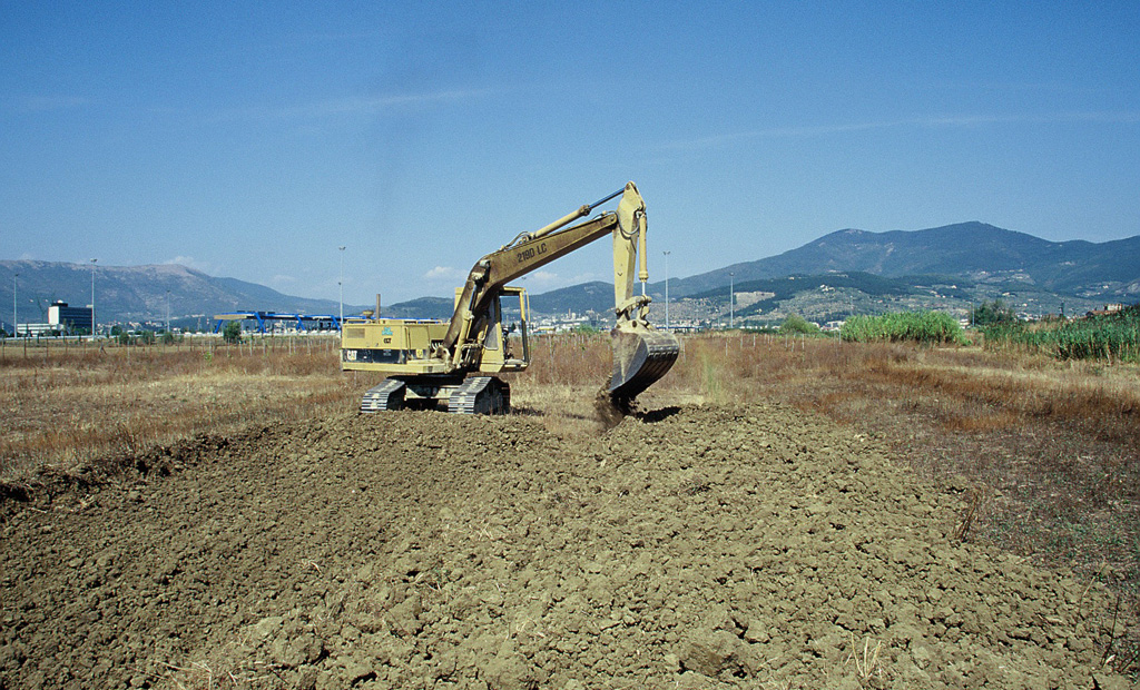 Costruzione di una nuova area acquitrinosa presso l’Oasi WWF Stagni di Focognano. Campi Bisenzio, Firenze (anno 2000). Progetto di Carlo Scoccianti