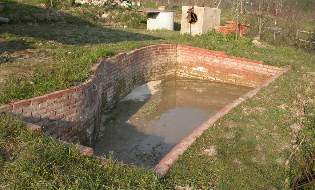 Le vasche interrate a livello suolo divengono trappole a caduta per gli Anfibi (e molte altre specie) senza possibilità di fuoriuscita. Impruneta, Firenze (anno 2005)