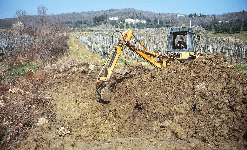 Creazione di una pozza alternativa (‘sostitutiva’) per evitare l’attraversamento di una strada da parte di alcune popolazioni di Anfibi durante le migrazioni riproduttive. Pontassieve, Firenze (anno 1993). Progetto di Carlo Scoccianti