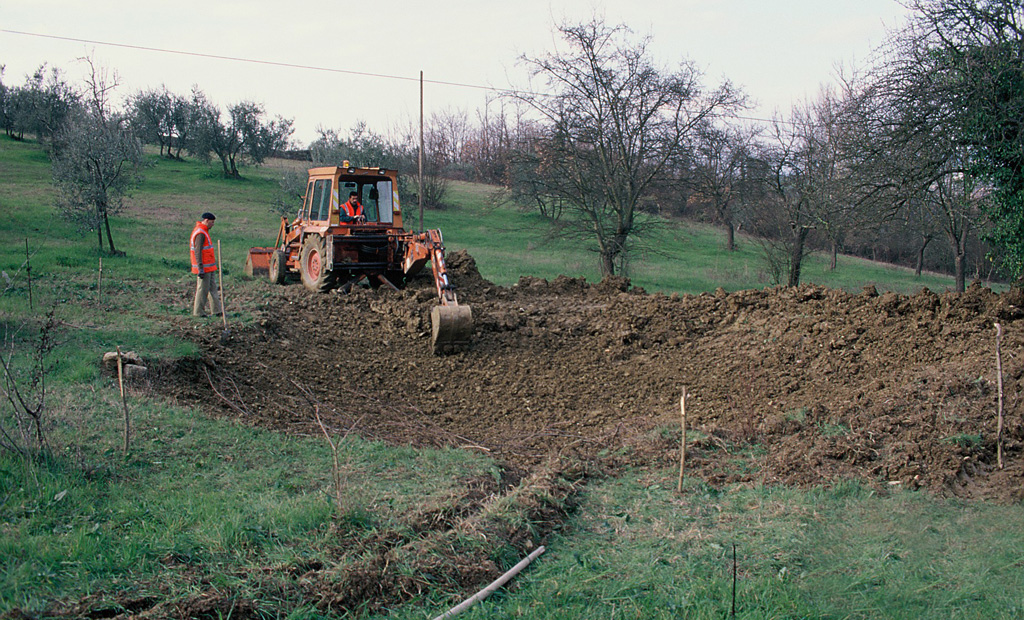 Creazione di una pozza alternativa (‘sostitutiva’) per evitare l’attraversamento di una strada da parte di alcune popolazioni di Anfibi durante le migrazioni riproduttive. Impruneta, Firenze (anno 1997). Progetto di Carlo Scoccianti