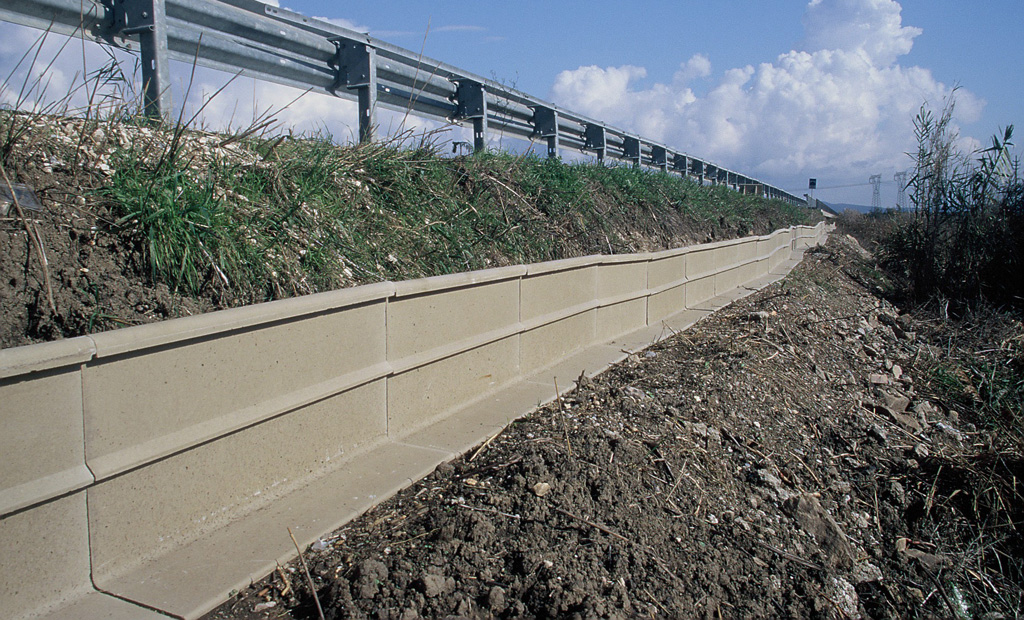 Barriere antiattraversamento poste in opera lungo la strada della ‘Base Geodetica’ presso l’Oasi WWF Orti Bottagone, Piombino, Livorno (anno 2005). Progetto di Carlo Scoccianti