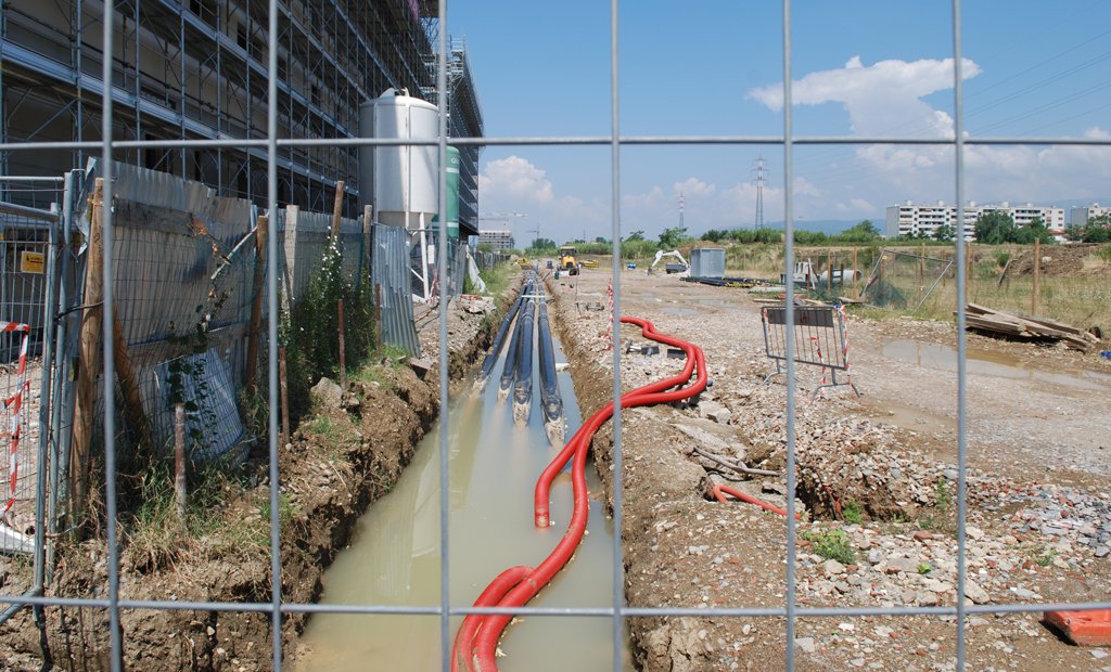 Le buche di fondazione o le trincee di scavo per il passaggio di tubazioni, quando allagate, possono costituire situazioni a forte rischio per gli Anfibi perché possono indurre le specie a tentarvi la riproduzione, esponendo però gli individui a morte certa a causa del proseguire dei lavori edili (‘trappola ecologica’)