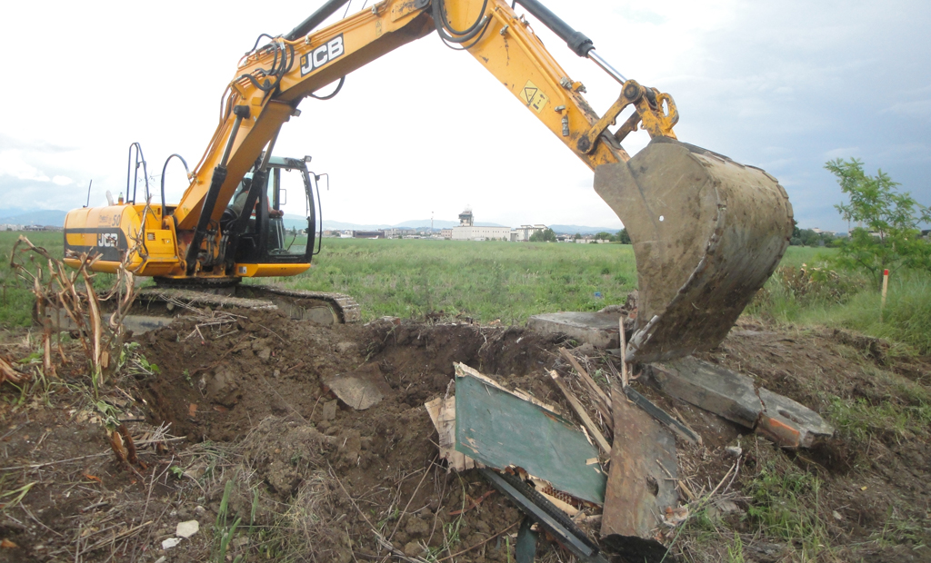 Fasi di demolizione di uno degli appostamenti fissi di caccia costruiti abusivamente presenti nell'area dei lavori (2013)