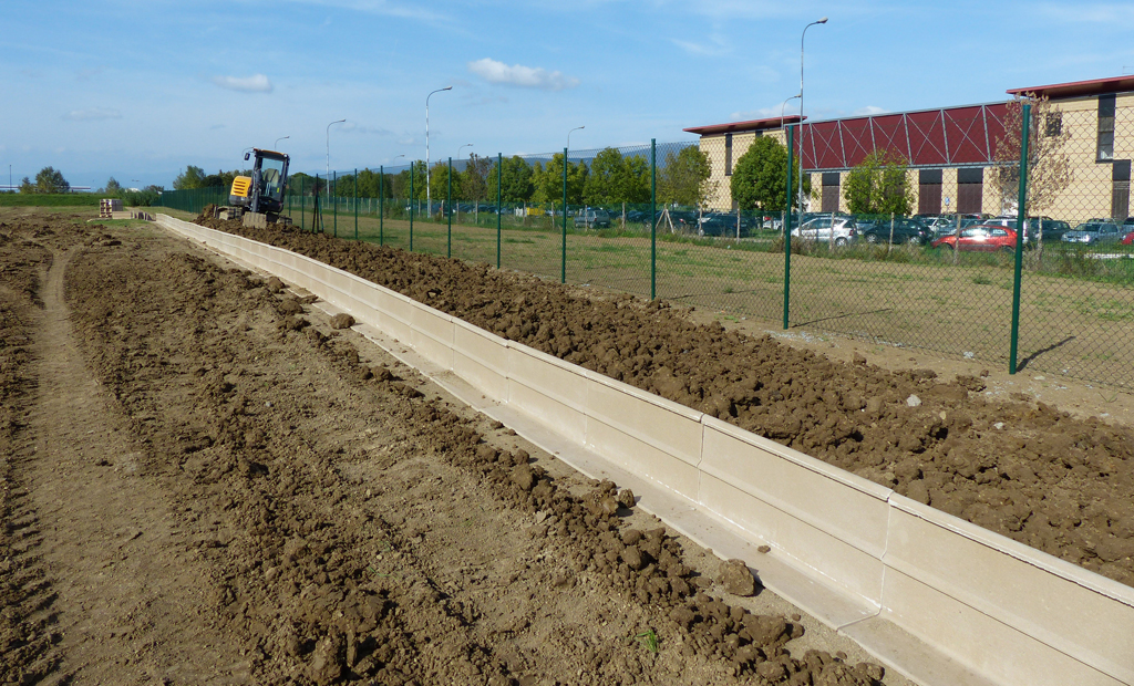 Posa in opera della barriera antiattraversamento sul confine nord dell’Oasi per impedire agli Anfibi di raggiungere la zona dei parcheggi dell’Università (novembre 2013)